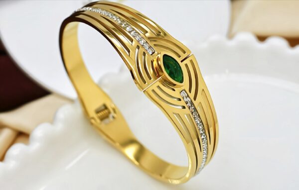 EleGreen Emerald Centerpiece and CZ Diamonds Bracelet