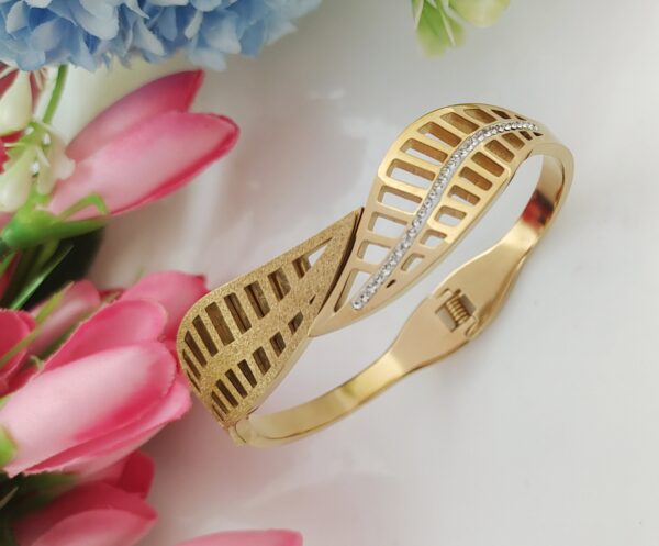 Leaf Cut CZ Stone Bracelet