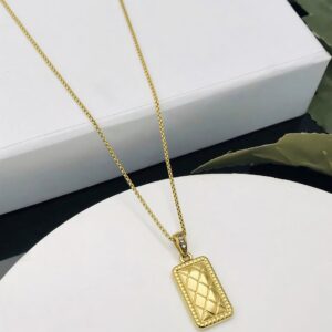 Elegant Quilted Pattern Pendant Necklace – Luxe Rectangular Design