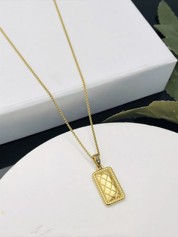 Elegant Quilted Pattern Pendant Necklace – Luxe Rectangular Design