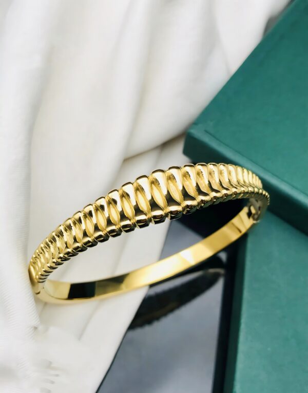 Textured Gold Bangle – Leaf Spine Design in 18K Finish