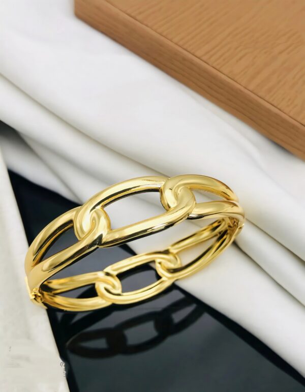 Interlinked Chain Bangle – Bold Elegance in Gold