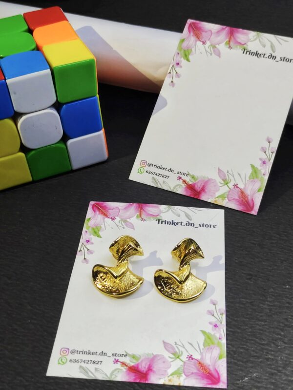 Abstract Ripple Stud Earrings – Bold Contemporary Statement