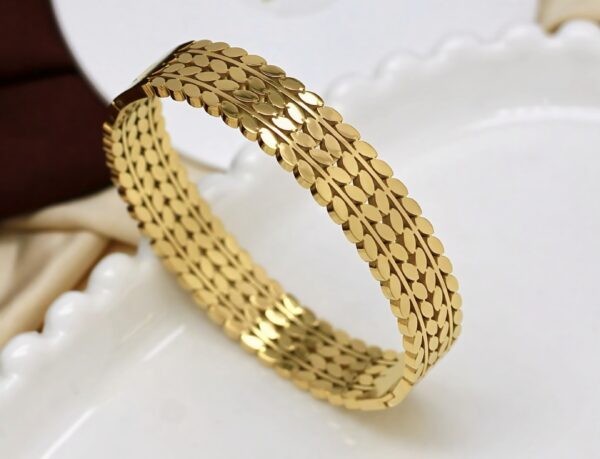 Bold Leaf-Link Statement Bracelet – Luxe Contemporary Charm