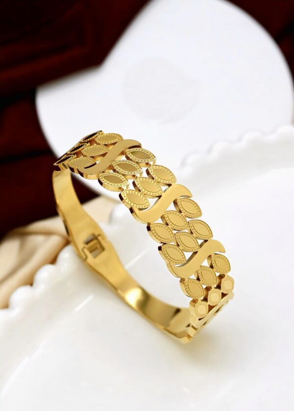 Leaf Motif Gold Bangle – Elegant Traditional Design