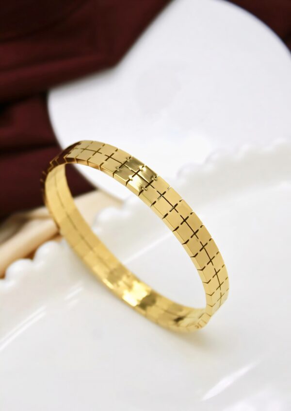 Grid-Pattern Gold Bangle – Sleek Modern Elegance
