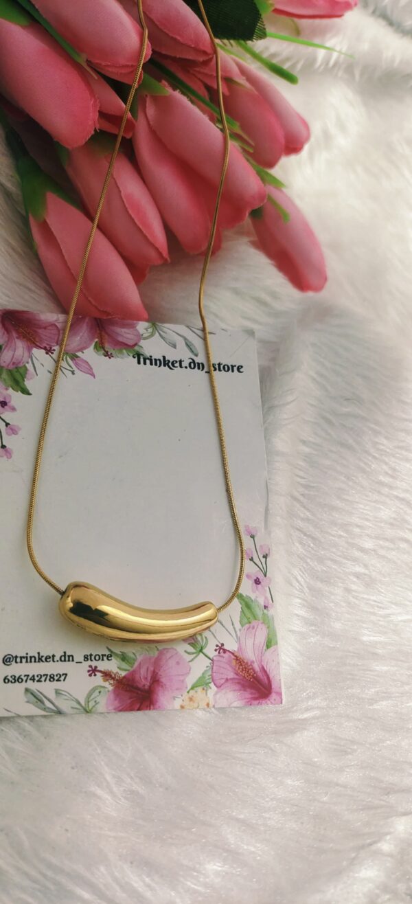 Sleek Minimalist Curve Pendant Necklace