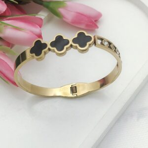 Royal Clover Openable Bracelet – Black & Gold Charm ✨🖤