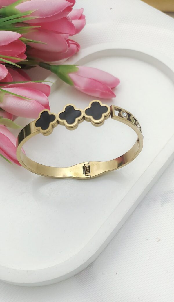 Royal Clover Openable Bracelet – Black & Gold Charm ✨🖤