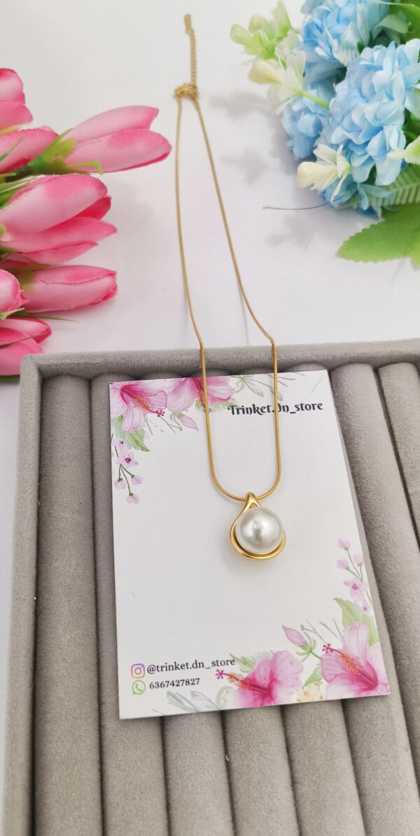 Lustrous Drop Pearl Pendant Necklace