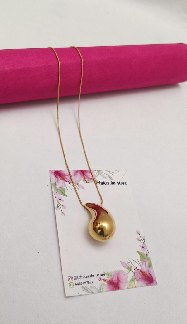Golden Raindrop – Sculpted Gloss Pendant Necklace 💧💛