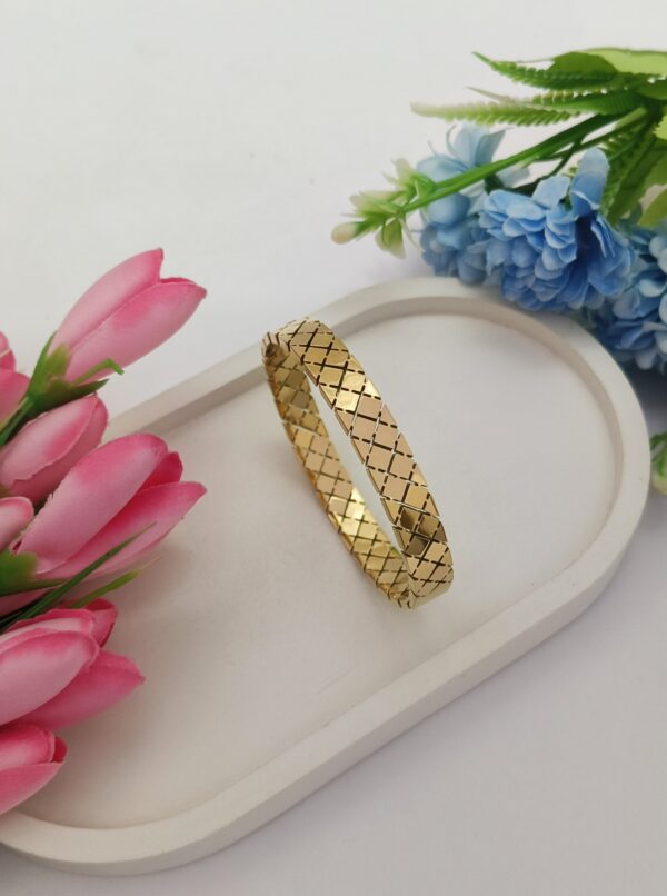 Golden Criss-Cross Classic Bangle ✨💫 Elegant Everyday Spark - Image 2