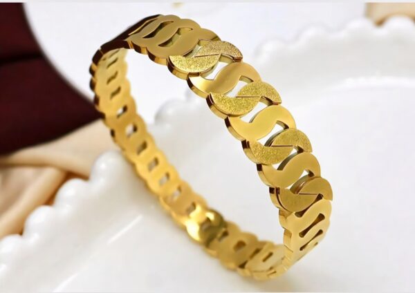 Gloss Matte Dual-Tone Designer Bracelet 💛✨| Bold Gold Statement Bangle