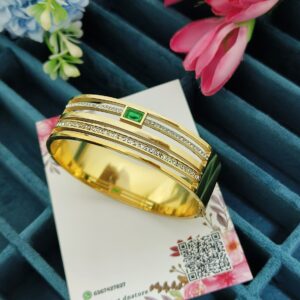 A Emerald-Centre Triple-Strip Bangle ✨