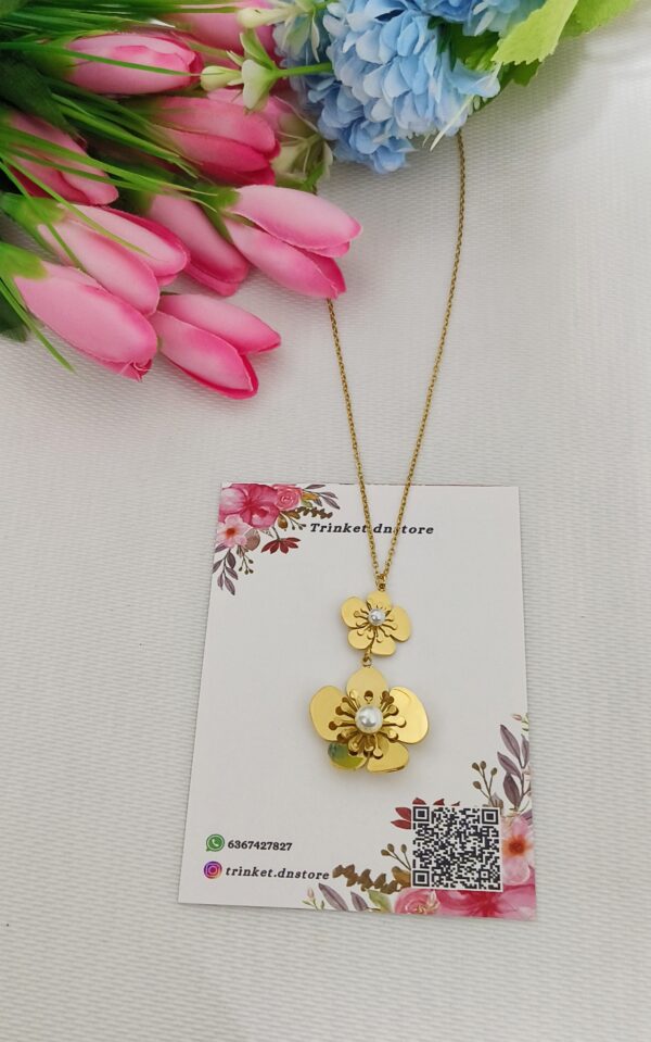 Elegant Double Floral Pearl Pendant Necklace